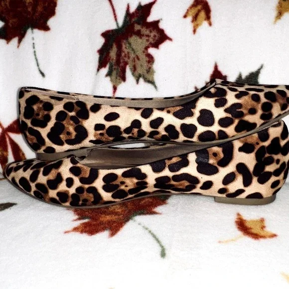 TORRID SIZE 10W LEOPARD CHEETA ANIMAL PRINT FLATS - Picture 6 of 11